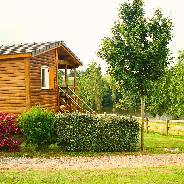 Chalet premium vue sur le lac calme en Aveyron camping du lac de bonnefon